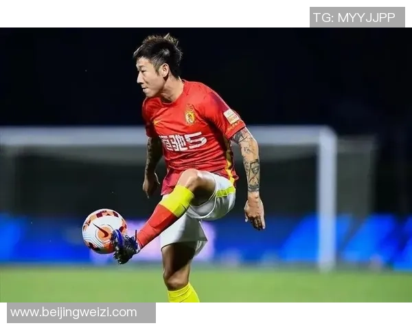 足球明星因伤退赛震动赛场 各方反应与未来影响引关注