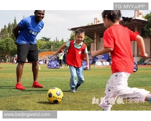 球星陪伴孩子在足球场上玩耍亲子互动视频感人时刻 球星陪伴孩子在足球场上玩耍亲子互动视频感人时刻